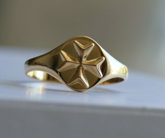Bague chevalière ovale en or jaune carats carats, croix de