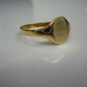 18K 18CT yellow gold signet oval small ring all sizes pinky made in malta