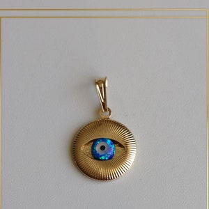 Colgante redondo de ópalo azul con ojo malvado de Malta en oro de 18 quilates.