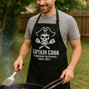 Delantal de Capitán Cocinero – Divertido Delantal Pirata para Barbacoa – Regalo para Papá en la Parrilla – Delantal para el Día del Padre – Humor de Cocina de Capitán en el Patio Trasero imagen 2