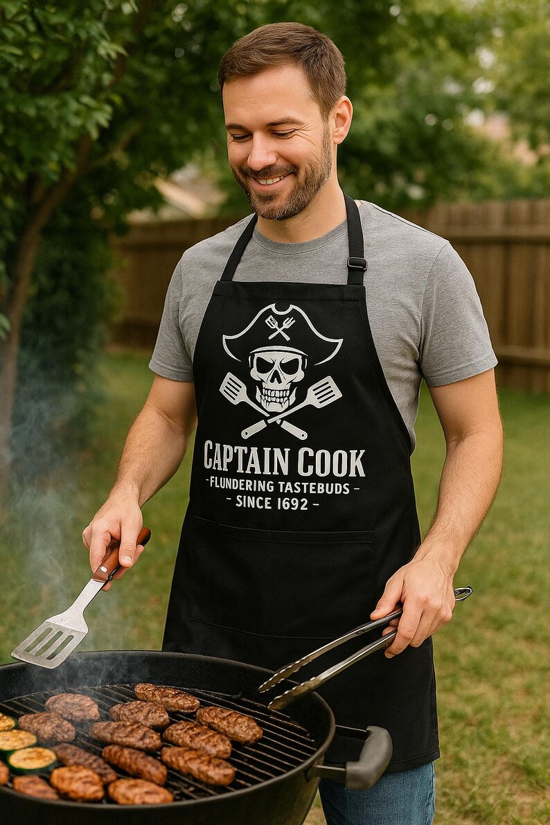 Delantal de Capitán Cocinero – Divertido Delantal Pirata para Barbacoa – Regalo para Papá en la Parrilla – Delantal para el Día del Padre – Humor de Cocina de Capitán en el Patio Trasero imagen 2