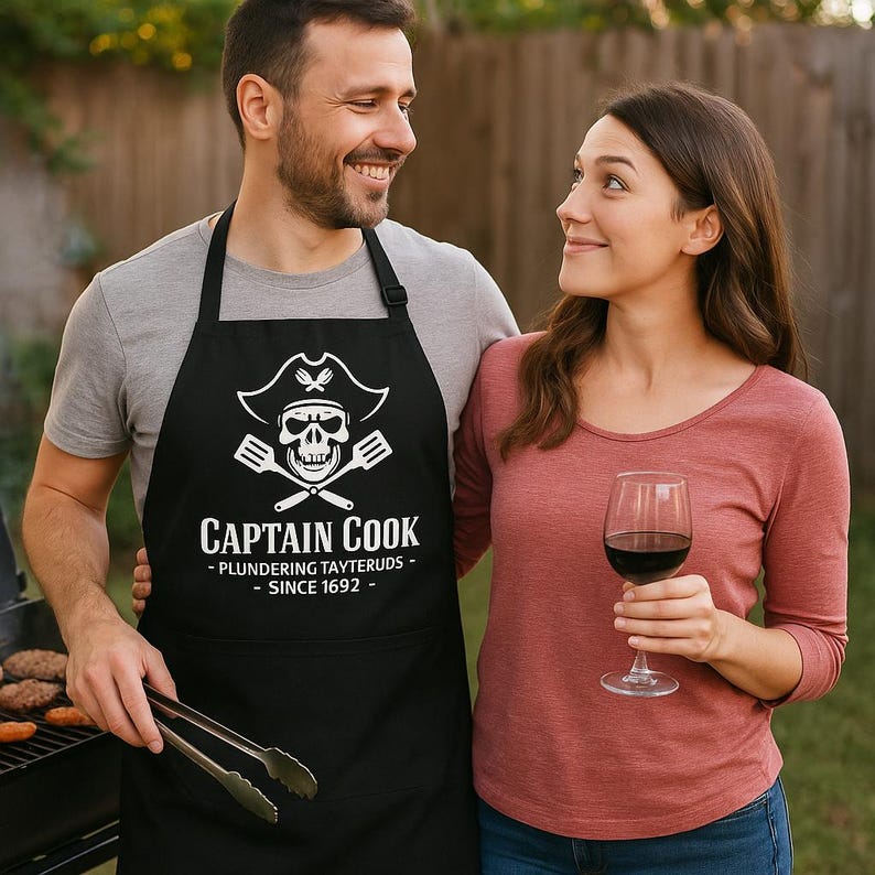 Delantal de Capitán Cocinero – Divertido Delantal Pirata para Barbacoa – Regalo para Papá en la Parrilla – Delantal para el Día del Padre – Humor de Cocina de Capitán en el Patio Trasero imagen 3