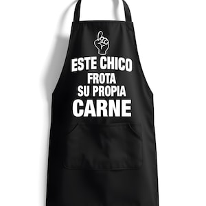 Può includere: Grembiule nero con una tasca bianca e il testo "ESTE CHICO FROTA SU PROPIA CARNE" in bianco.
