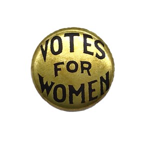 2 Adornos de muñeca de tela sufragista MÁS votos para mujeres Botón de oro de metal en caja de regalo blanca. Recuerdo del sufragio. imagen 3