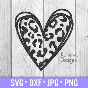 Könnte beinhalten: Schwarz-weißes Leopardenmuster-Herzdesign. Das Herz ist schwarz umrandet und hat eine doppelte Umrandung. Das Design befindet sich auf einem weißen Holzgrund. JChewy Designs steht in schwarzer Schrift unter dem Herzen.