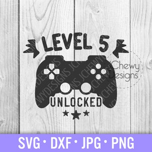 Op de afbeelding: Zwart-wit grafisch ontwerp van een videogamecontroller met de tekst "LEVEL 5 UNLOCKED" en drie sterren eronder.