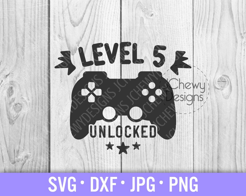 Op de afbeelding: Zwart-wit grafisch ontwerp van een videogamecontroller met de tekst "LEVEL 5 UNLOCKED" en drie sterren eronder.