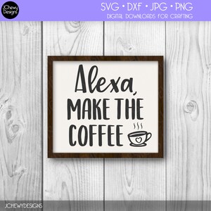 Puede incluir: Un cartel blanco con marco marrón, que presenta el texto "Alexa, Make the Coffee" en fuente cursiva negra. Una pequeña ilustración en blanco y negro de una taza de café con vapor y un corazón está al lado del texto.