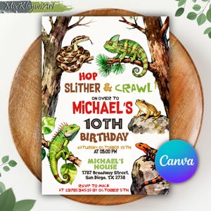 Puede incluir: Una invitación de cumpleaños con ilustraciones de reptiles y anfibios. La invitación incluye una serpiente, un camaleón, una iguana, una rana y una salamandra. El texto dice "Hop, Slither & Crawl" y los detalles del cumpleaños de Michael.