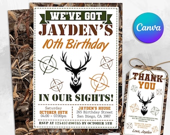 Könnte beinhalten: Eine druckbare Einladung zu einer 10. Geburtstagsfeier mit einem Tarnmuster-Hintergrund und einer Hirsch-Silhouette. Die Einladung lautet "We've Got Jayden's 10th Birthday In Our Sights!" und enthält Details zur Party, einschließlich Datum, Uhrzeit und Ort. Ein kostenloses Dankeschön-Etikett ist ebenfalls enthalten, mit einer Hirsch-Silhouette und dem Text "Thank You".
