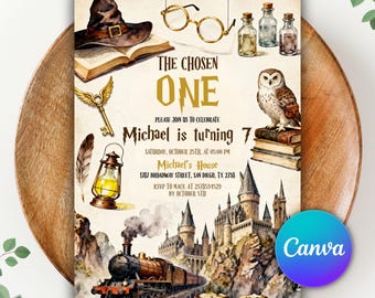 Può includere: Un invito a una festa di compleanno a tema con un'illustrazione ad acquerello. L'invito presenta un castello di Hogwarts, un treno, un gufo e altri elementi magici. Il testo recita "The Chosen One" e include i dettagli della festa.