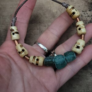 Schönes authentisches Lederarmband / echter Türkis / römisches Glas / Schädelknochen.