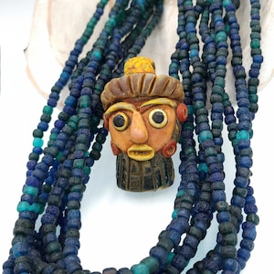 Hilo de cuentas de vidrio azul translúcido de 22-23 pulgadas (4-7 mm) en tonos azules, estilo rústico antiguo, procedentes de Indonesia y otros países.