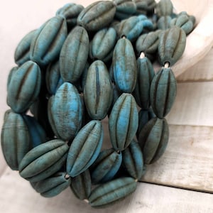 Große Oval Türkis Blau gefärbte alte rustikale Glas Melonen Perlen / Indonesisch / 3 Perlen 23-26mm Schmuckzubehör / Java