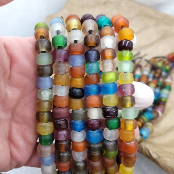 Belles perles de verre Opaque Earthy Variable Color Strand avec 35 perles 6mm x 9mm Glass Pony Beads/Jewelry Supplies.