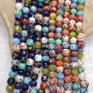 Bellissime perle di vetro colorate / Perle indonesiane / Perle divertenti / Filo da 20 perle 9-11 mm / Giava / Forniture per la creazione di gioielli / Scegli i colori.