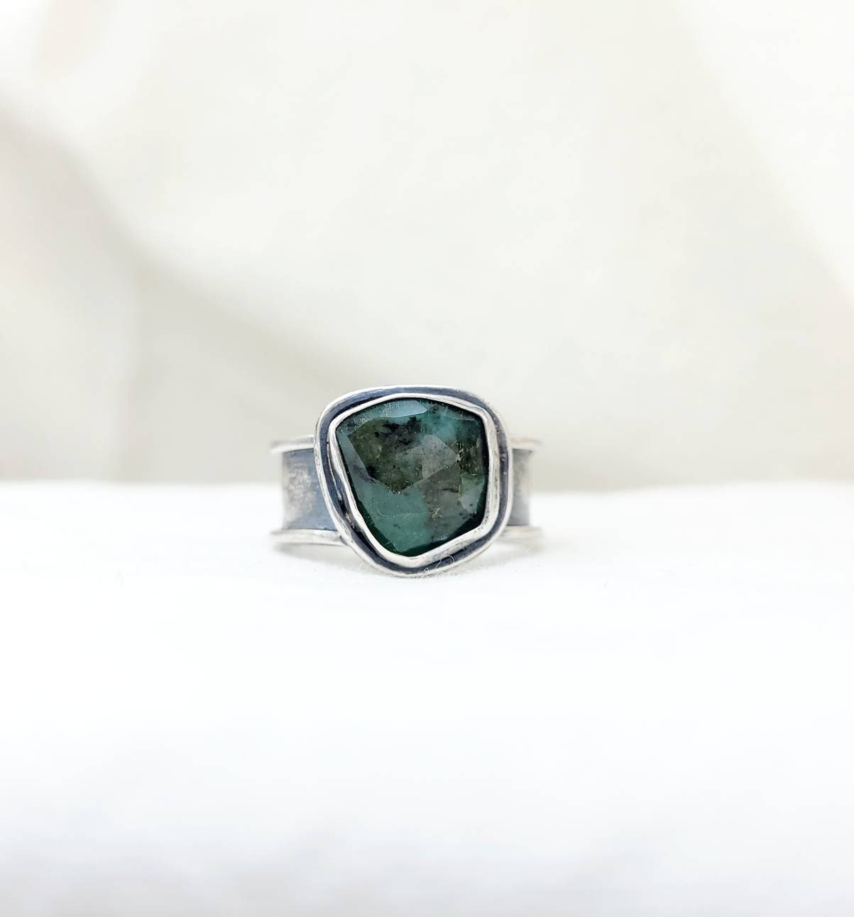 Ring Size 7/ 925 Sterling Silver/ Beautiful Ring with Authentic Emerald.