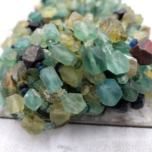 Perline di vetro romano antico autentiche, sfaccettate a forma di diamante / Filo intero da 15-16" / Forniture per gioielli.