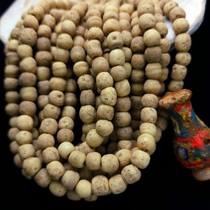 Contas de vidro indonésias feitas à mão / Contas rústicas de Java / Fio de 10" 28-30 contas 9 mm bege / Suprimentos para fabricação de joias.