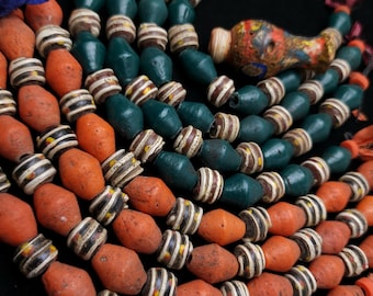 Hilo de 8" [16 cuentas, 9-12 m] con una amplia variedad de cuentas con un toque rústico. Cuentas de vidrio únicas hechas a mano de Indonesia. Suministros para joyería.