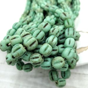 メロン型のガラスビーズ、アクセント付き、素朴な古風な外観、10～11 mm の 12 個のビーズのストランド、ジュエリー作成用品、カボチャのビーズ。