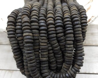 Cuentas de vidrio negro con acento rústico antiguo, tira de 9-10 mm, 10" de largo, cuentas de Java, Indonesia, cuentas Heishi / cuentas Tai / suministros de joyería.