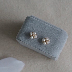 Clover ∘ Freshwater Pearl Studs ∘ 14K Gold Earrings ∘ Handmade ∘ Vintage Earrings ∘ Elegant Tiny Dainty Earring Stud ∘ Pearl Earrings