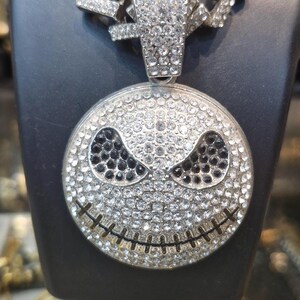 Funkelnde Jack Skellington Iced Out Anhänger, Runder Diamant-Schädel-Gesicht Hip Hop Halskette, 14k Weißgold über 925 Silber, Geschenkartikel