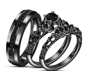 Könnte beinhalten: Ein schwarzer Ehering-Set mit einem filigranen, komplizierten Design. Der Verlobungsring hat einen schwarzen Edelstein, der von kleineren schwarzen Edelsteinen umgeben ist. Der Ehering ist ein schlichtes Band mit schwarzen Edelsteinen, die in das Metall eingebettet sind.