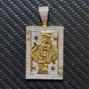 Colgante de carta de diamante personalizado con baño de hielo, colgante de carta de póquer de casino King de plata chapada en oro amarillo de 14 k, colgante de moissanita con carta de juego para hombre