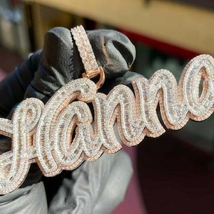 Pingente de palavra personalizada com diamante baguete e sim masculino de 7,37 ct, prata 925