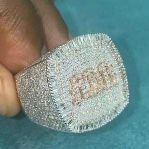 1.45 Ct Baguette Sim Diamond Hombres Personalizar Carta Logo Anillo Plata
