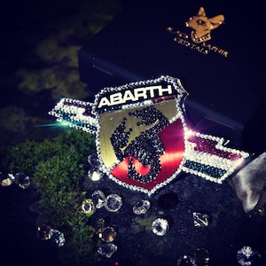 Oryginalny OEM | Emblemat z logo Abarth Fiat 500 Punto na boku partii | uszlachetniony oryginalnymi kryształami Preciosa tuning iced crystallized
