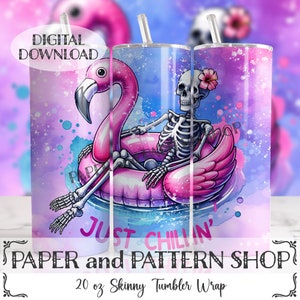 Puede incluir: Un diseño de envoltura para vaso skinny de 20 onzas que presenta una ilustración de acuarela de un esqueleto sentado en un flotador de piscina de flamenco rosa. El fondo es una acuarela azul y morada con salpicaduras blancas. El texto "Just Chillin'" está escrito debajo del esqueleto. El texto "PAPER and PATTERN SHOP" está escrito en la parte inferior del diseño.