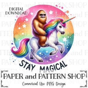 Op de afbeelding: Een digitale illustratie van een bruine luiaard die op een regenboog-eenhoorn rijdt met een sterrenhemel op de achtergrond. De tekst "Stay Magical" staat onder de eenhoorn. De afbeelding is voor commercieel gebruik.