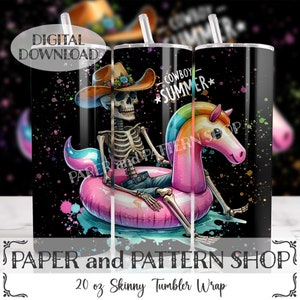 Peut inclure: Un design d'enveloppe de gobelet skinny de 20 onces représentant un squelette portant un chapeau de cowboy et chevauchant un flotteur de piscine en forme de licorne. L'arrière-plan est noir avec des éclaboussures de peinture colorées. Le texte "Cowboy Summer*" est écrit en lettres dorées.