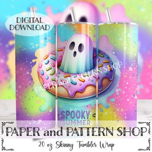 Puede incluir: Un diseño de envoltura para vaso skinny de 20 onzas con un fantasma en una dona con chispas y salpicaduras de colores. El texto "Spooky Summer" está en la parte inferior del diseño.