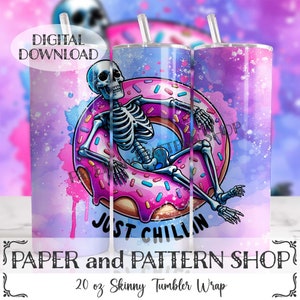 Puede incluir: Un diseño de envoltura para vaso skinny de 20 onzas que presenta un esqueleto sentado en una dona rosa y blanca con chispas. El fondo es una acuarela de color púrpura y azul con motas blancas. El texto "Just Chillin" está debajo de la dona.