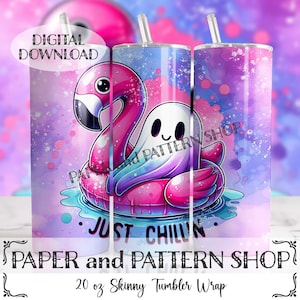 Puede incluir: Una envoltura para vaso skinny de 20 onzas con un fantasma en un flotador de flamenco rosa. El fondo es un diseño de acuarela en colores rosa, morado y azul. El texto "Just Chillin'" está impreso en la envoltura.