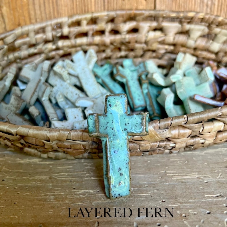 Croix d'empreinte de pouce en céramique faite main Outil de prière réconfortant, idéal pour les guerriers de la prière Layered Fern (gloss)