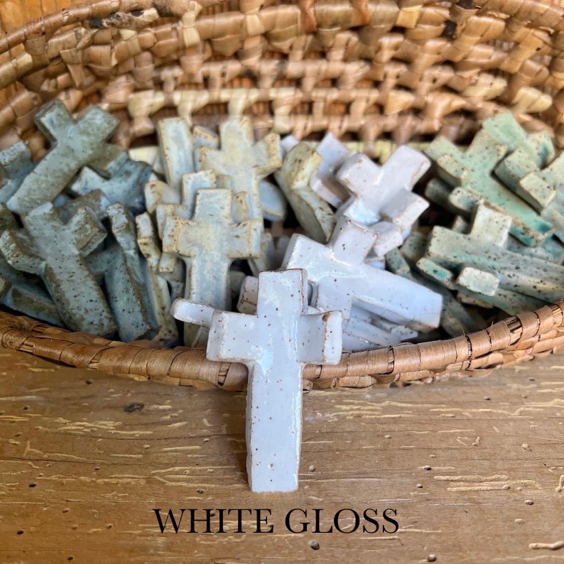 Croix d'empreinte de pouce en céramique faite main Outil de prière réconfortant, idéal pour les guerriers de la prière White Gloss