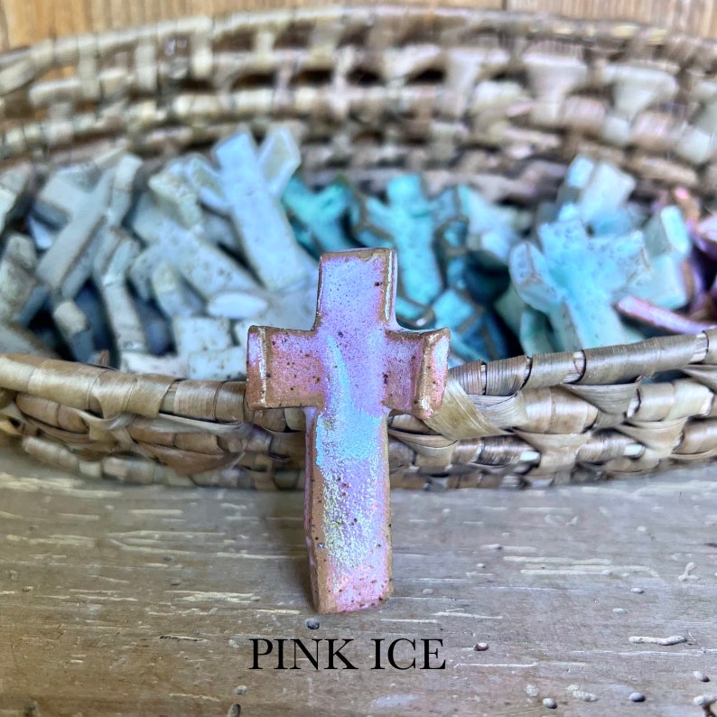 Croix d'empreinte de pouce en céramique faite main Outil de prière réconfortant, idéal pour les guerriers de la prière Pink Ice (gloss)