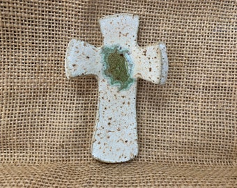 Céramique tenant des croix, croix de prière, poterie faite main