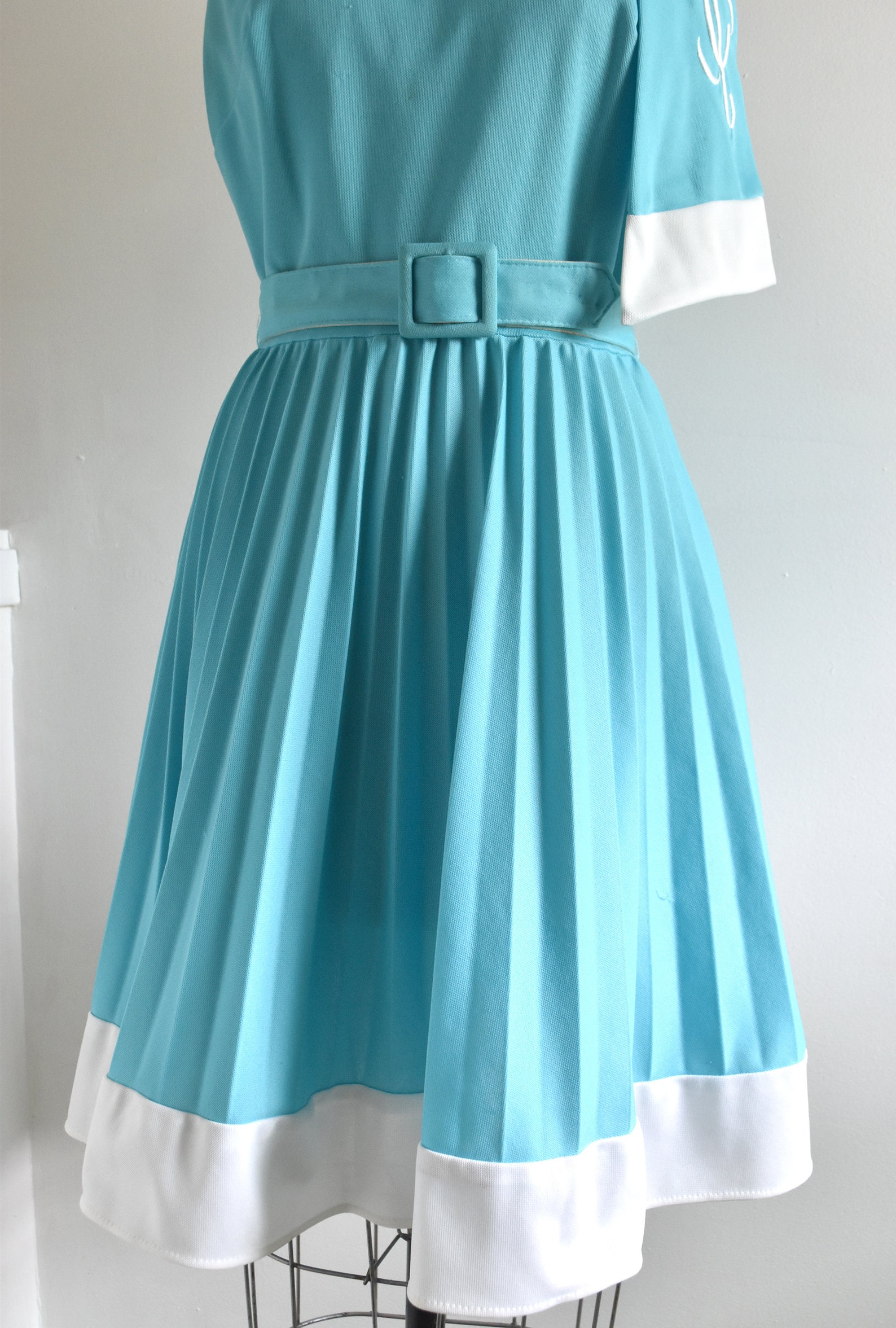 VINTAGE 60s 70s WHITE BLUE GEOMETRIC EMBROIDERED MOD SWING TEA DRESS 12 main image 1