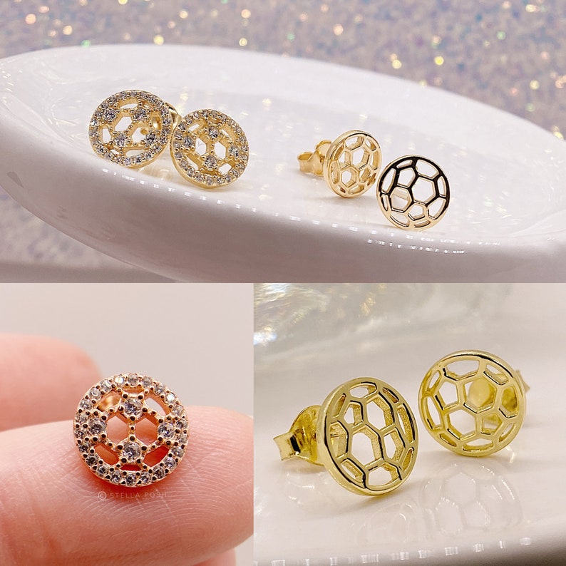 Peut inclure: Deux paires de boucles d'oreilles dor&eacute;es avec un motif de ballon de football. Une paire pr&eacute;sente un ballon de football avec des pierres de zircone cubique transparentes, tandis que l'autre paire pr&eacute;sente un motif de ballon de football creux.