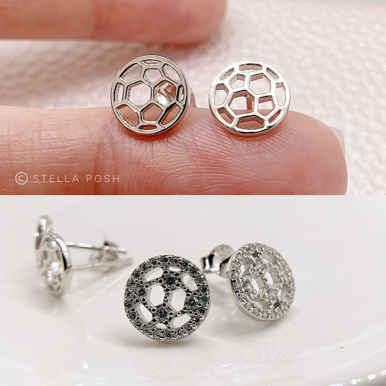Peut inclure: Une paire de boucles d'oreilles en argent avec un motif de ballon de football. Une paire a un motif de ballon de football plein, tandis que l'autre paire a un motif de ballon de football avec des pierres claires.