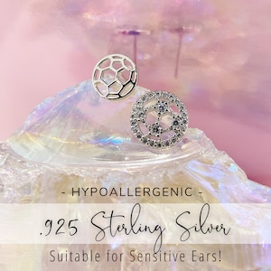 Peut inclure: Une paire de boucles d'oreilles en argent avec un design g&eacute;om&eacute;trique. Les boucles d'oreilles sont hypoallerg&eacute;niques et en argent sterling 925. Convient aux oreilles sensibles.