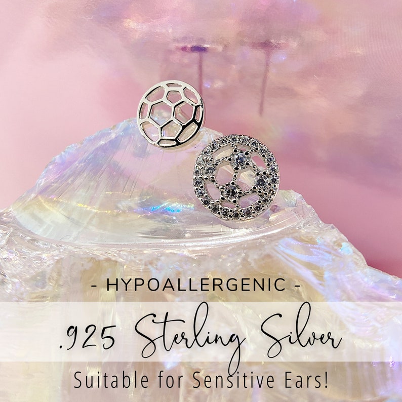 Peut inclure: Une paire de boucles d'oreilles en argent avec un design g&eacute;om&eacute;trique. Les boucles d'oreilles sont hypoallerg&eacute;niques et en argent sterling 925. Convient aux oreilles sensibles.