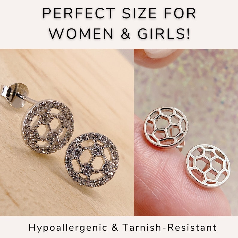 Peut inclure: Une paire de boucles d'oreilles en argent en forme de ballon de football. Une boucle d'oreille pr&eacute;sente un motif de ballon de football avec des pierres claires, l'autre boucle d'oreille a un motif de ballon de football avec un design ouvert et creux.