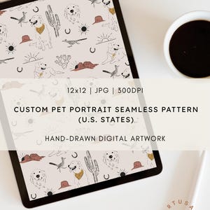 Könnte beinhalten: Ein digitales Tablet zeigt ein nahtloses Muster für ein individuelles Haustierporträt. Das Design zeigt handgezeichnete Illustrationen von Hunden, Kakteen, Hüten, Vögeln und Sonnen in einer neutralen Farbpalette. Der Text lautet "CUSTOM PET PORTRAIT SEAMLESS PATTERN (U.S. STATES)".
